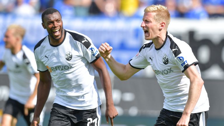 Sandhausens Philipp Klingmann (r.) bejubelt mit Teamkollege Karim Guede seinen Treffer gegen Darmstadt. 