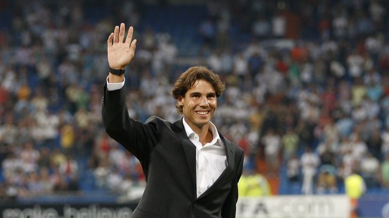 Rafael Nadal, Tennis-Star und Ehrenmitglied von Real Madrid, wird vor dem Champions-League-Duell der Königlichen gegen Ajax Amsterdam von den Fans gefeiert.