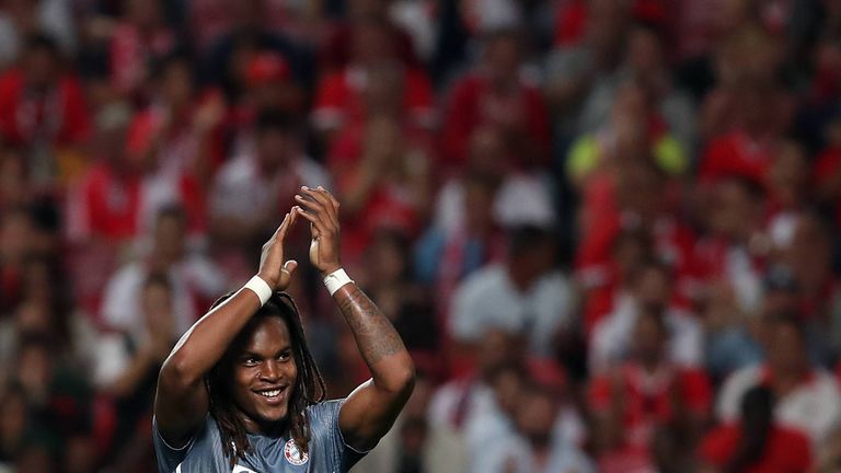 Renato Sanches bedankt sich nach seinem Tor bei den Benfica-Fans, die ihn nach seinem Tor zum 2:0 mit stehenden Ovationen feierten.