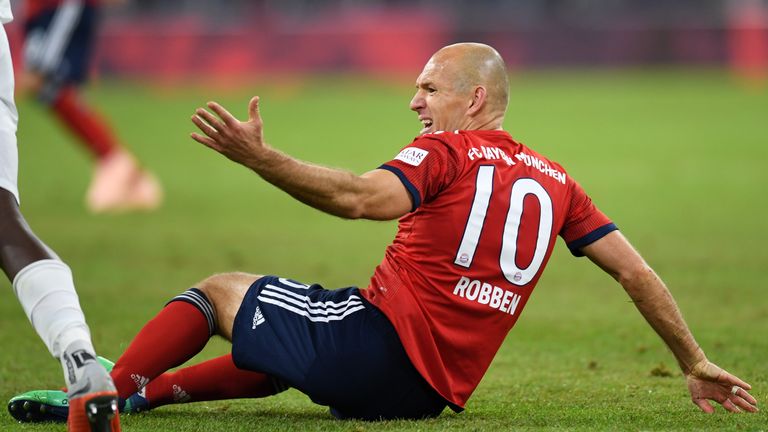 Torschütze Arjen Robben hadert beim 1:1 gegen den FC Augsburg.
