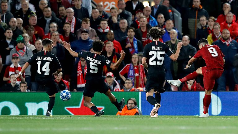 72. Minute eingewechselt, 92. Minute Torschütze zum 3:2 - Für Roberto Firmino (r.) kam gut in die neue CL-Saison hinein. Dem Brasilianer war seine Augenverletzung nicht anzumerken. Ließ vor seinem Treffer gleich mehrere Gegenspieler aussteigen.