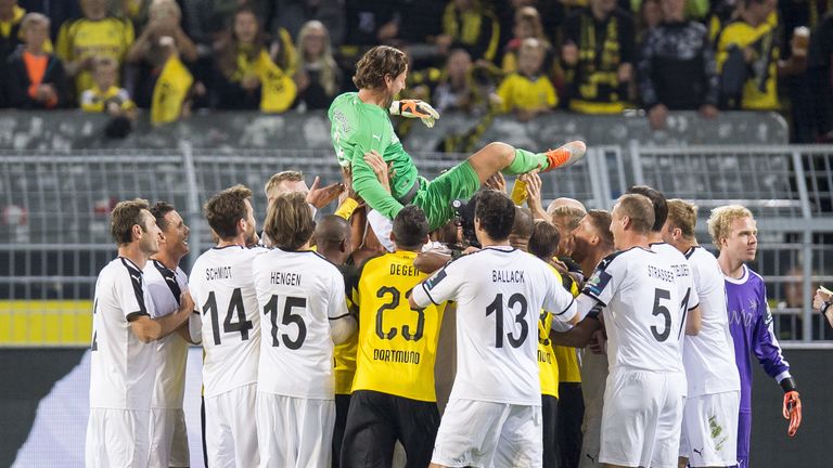 Die prominenten Gäste feiern Roman Weidenfeller zum Ende seiner Karriere noch einmal.