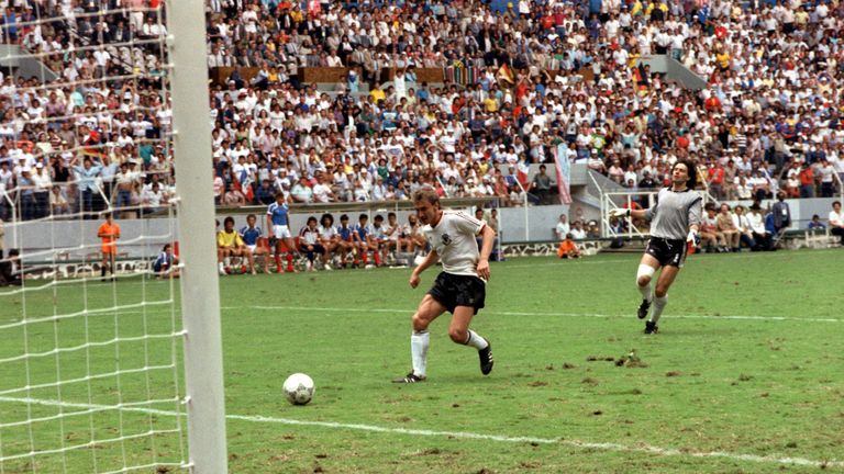 ...und kurz vor Schluss macht Rudi Völler mit dem 2:0 den Deckel drauf.