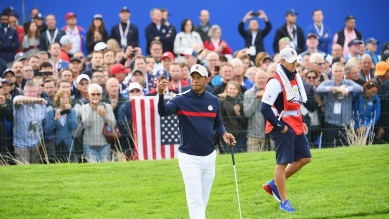 Tiger Woods und das Team USA startet mit einem 1:0 gegen Europa.
