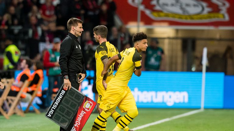 Er kam spät, sah und schlug ein: Direkt nach seiner Einwechslung gut 20 Minuten vor Schluss hatte Sancho (r.) bereits Betriebstemperatur erreicht, belebte das BVB-Spiel enorm und legte Marco Reus den Ausgleich auf.