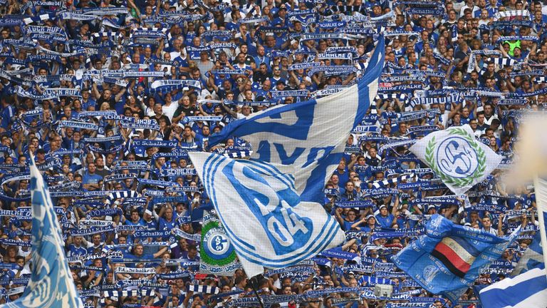 Schalker Fans brennen in Schweinfurt Pyrotechnik ab.