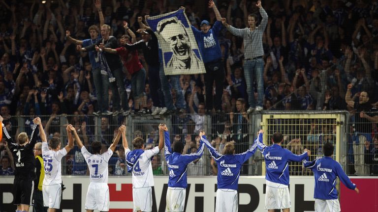 Gutes Omen für Schalke: In der Saison 2010/11 feierten die Königsblauen nach vier Niederlagen den ersten Sieg in Freiburg. Damals gewannen Raul und Co. 2:1 im Breisgau. Rakitic und Huntelaar trafen für die Mannschaft von Trainer Felix Magath.
