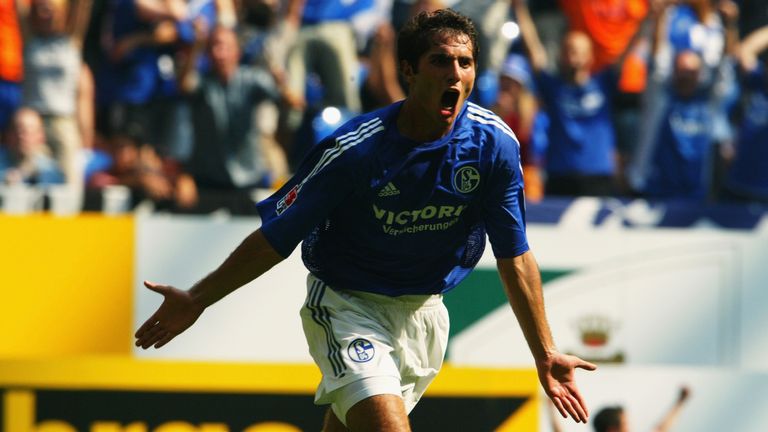 Hamit Altintop: Besser kann ein Debüt für ein königsblaues Herz nicht laufen: Zum Saisonauftakt im August 2003 im Derby gegen den BVB traf der Türke zweimal (39., 58.). Sein Doppelpack reichte aber nicht zum Sieg (Endstand: 2.2). 