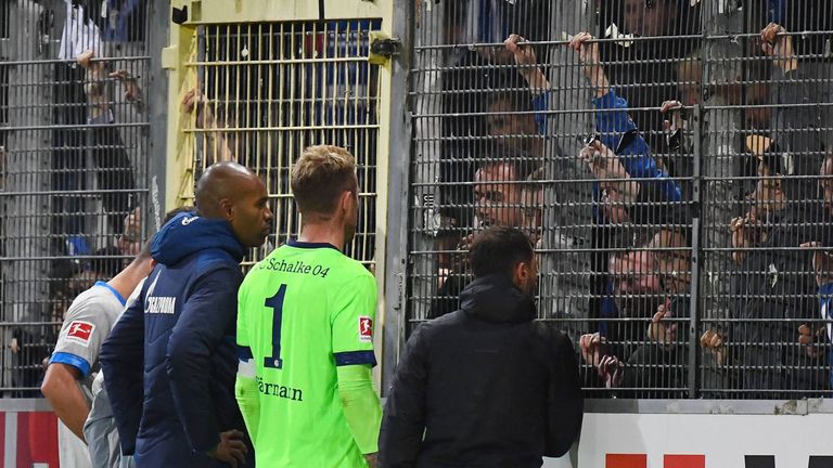 Die Schalker Spieler und Trainer Domenico Tedesco suchen nach der fünften Pleite in Folge den Dialog mit den enttäuschten Fans.