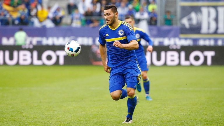 Auch er wurde in den deutschen Jugendmannschaften ausgebildet, entschied sich dann aber für die Nationalelf von Bosnien-Herzegowina: Sead Kolasinac. Bei der Weltmeisterschaft 2014 spielte er zwei Mal 90 Minuten. 