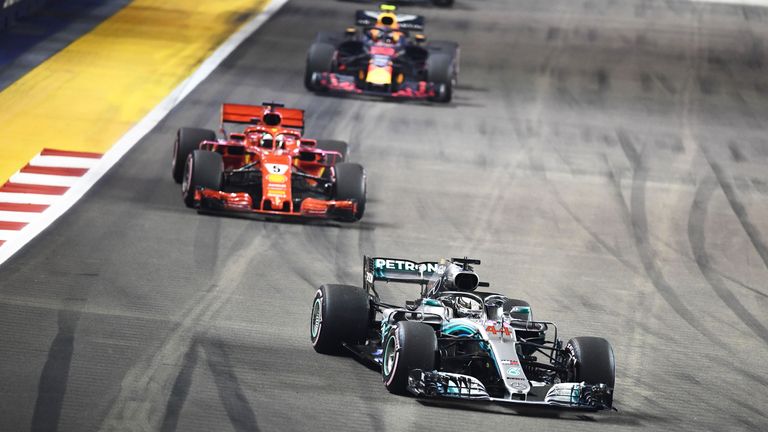 Ferrari-Star Sebastian Vettel ist in Singapu fast schon zum Siegen verdammt, will er im WM-Kampf mit Mercedes-Pilot Lewis Hamilton noch eine Chance haben.