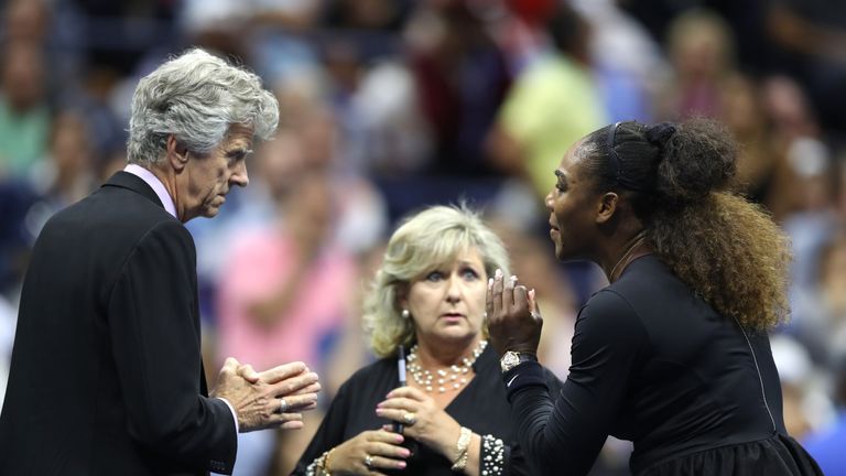 Serena Williams ist während der Partie durch die Entscheidungen des Schiedsrichters aufgebracht.