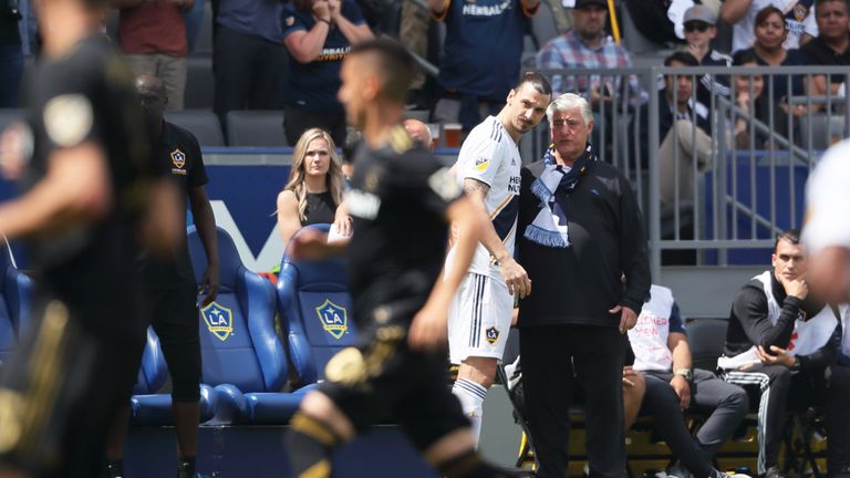 Sigi Schmid (r.) im Gespräch mit Zlatan Ibrahimovic.