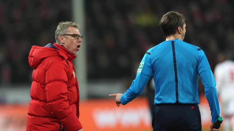 2016: 'Ich habe dem Linienrichter meine Brille angeboten. Aber auch das hat er nicht gesehen.' - Peter Stöger (damals Trainer beim 1. FC Köln) 