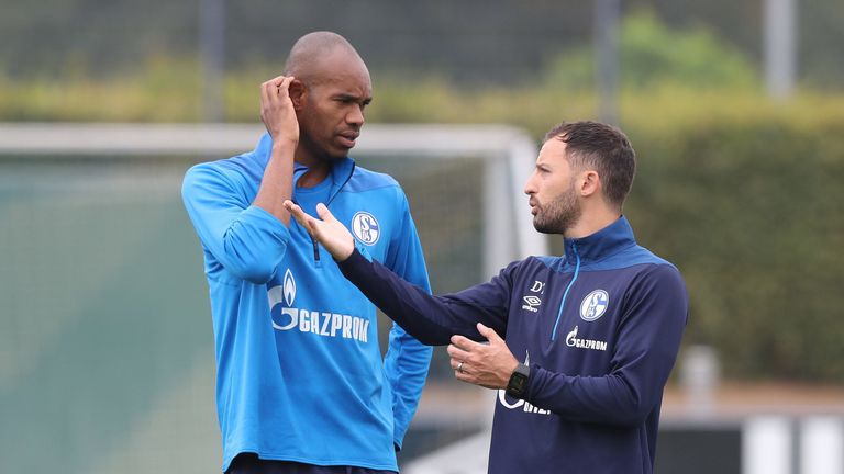 Schalkes Trainer Domenico Tedesco (r.) unterhält sich während eines Trainings mit Naldo.