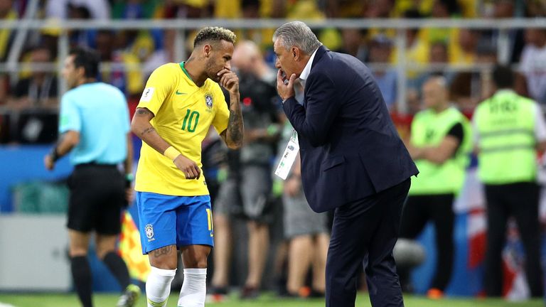 Brasiliens Nationaltrainer Tite (r.) hat entschieden - Neymar wird die Selecao zukünftig als Kapitän anführen.