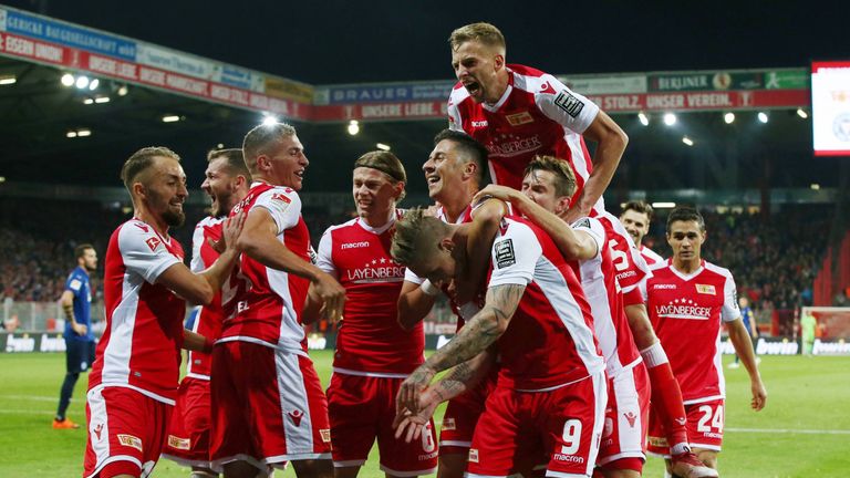 Union Berlin kann in den letzten Minuten zwei Tore bejubeln und besiegt Holstein Kiel.