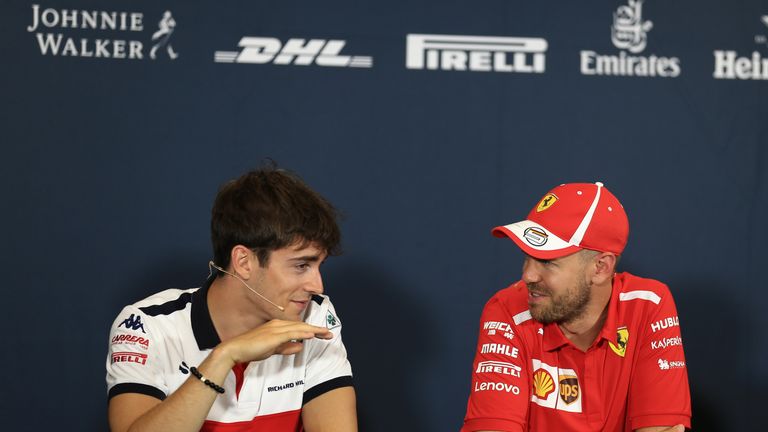 Charles Leclerc (l.) und Sebastian Vettel (r.) bilden in der nächsten Saison offenbar das Fahrerduo bei Ferrari.