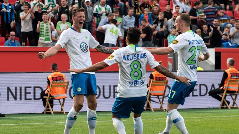 Wout Weghorst (l.) erzielt die 2:1-Führung für den Vfl Wolfsburg.