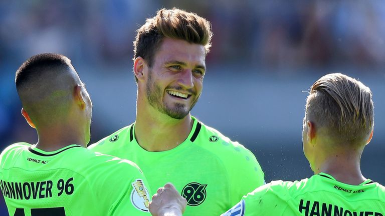 Von der Kreisliga in die Bundesliga: Hendrik Weydandt hat sein Märchen jetzt auch schriftlich, sozusagen.