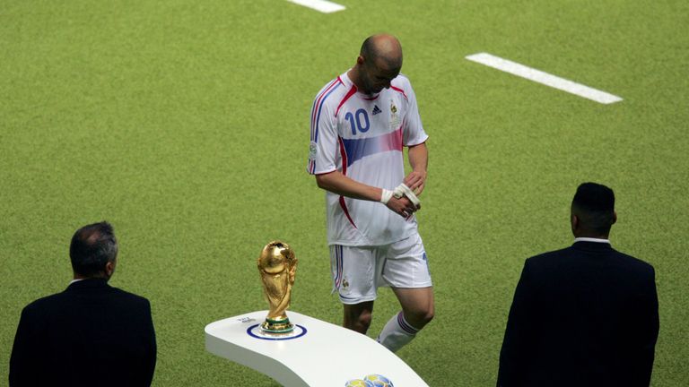 Zidanes umrühmliches Ende: Es sollte die Krönung seiner einzigartigen Karriere werden. Zinedine Zidane steht mit Frankreich im WM-Finale von 2006. Gegen Italien will die Equipe Tricolore zum zweiten Mal Weltmeister werden.