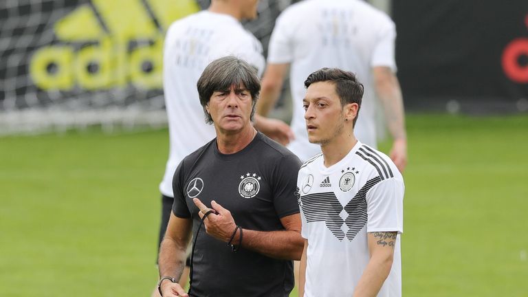 Bundestrainer Joachim Löw schließt ein Comeback von Mesut Özil in der Nationalmannschaft aus.