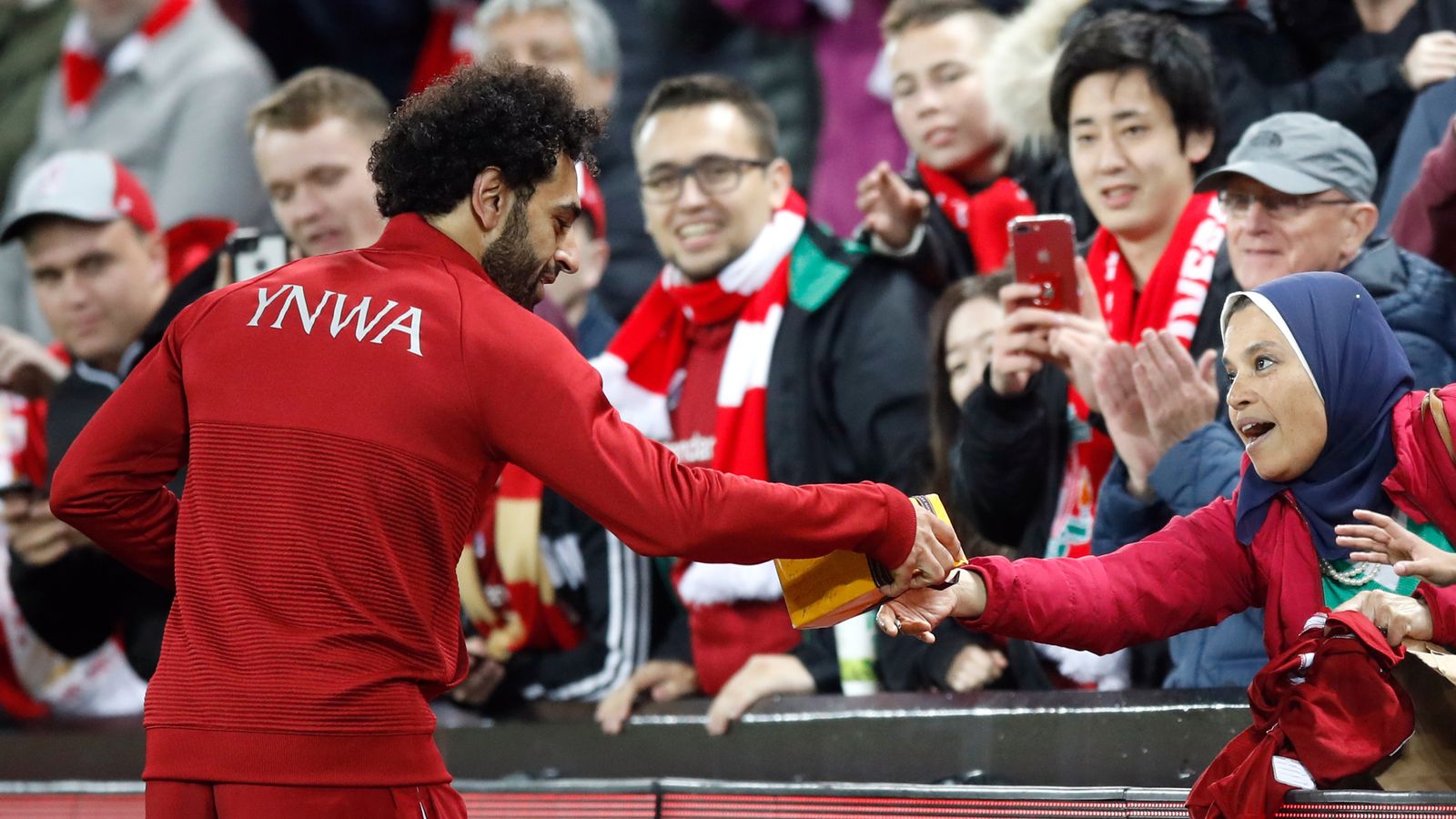 Champions League: Salah wird von Fan beschenkt | Fußball ...