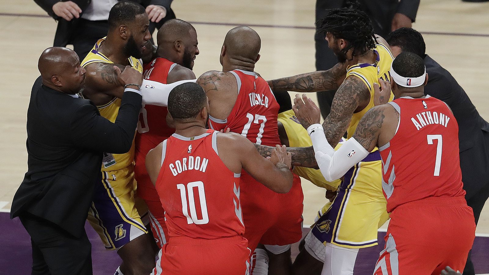NBA: James verliert Lakers-Heimdebüt - Prügelei bricht aus | Basketball  News | Sky Sport