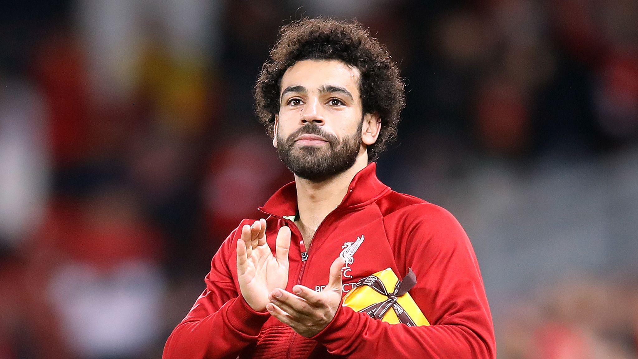 Champions League: Salah wird von Fan beschenkt | Fußball ...