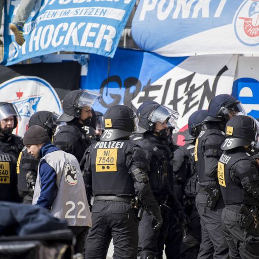 Krawalle in Rostock - Polizei gibt Warnschuss ab