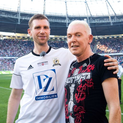 Per Mertesacker trifft und gewinnt sein Abschiedsspiel