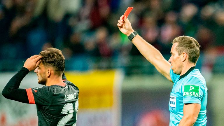 Leibold fliegt in Leipzig vom Platz.