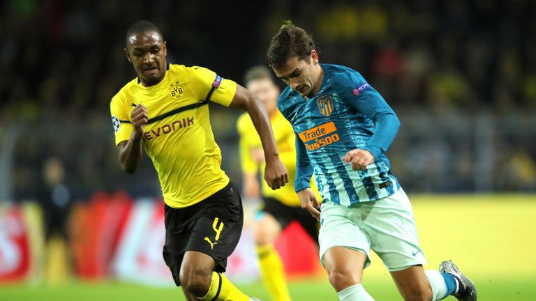 Abdou Diallo (l) konnte bei der 4:0-Gala von Borussia Dortmund gegen Atletico Madrid als Abwehrchef überzeugen. Antoine Griezmann (r) und Diego Costa kamen dank dem Innenverteidiger nicht zum Zug.