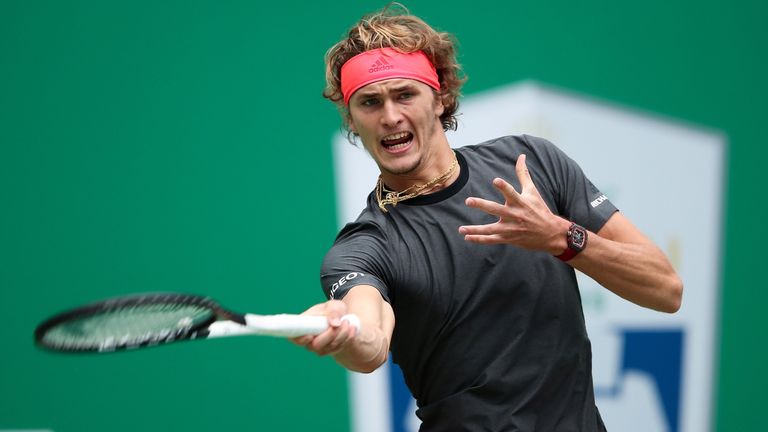 Alexander Zverev setzt sich zum Auftakt in Shanghai gegen Nikolos Basilaschwili durch.