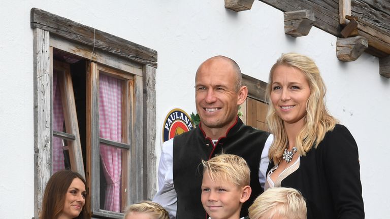 Familie Robben posiert zum Gruppenbild.