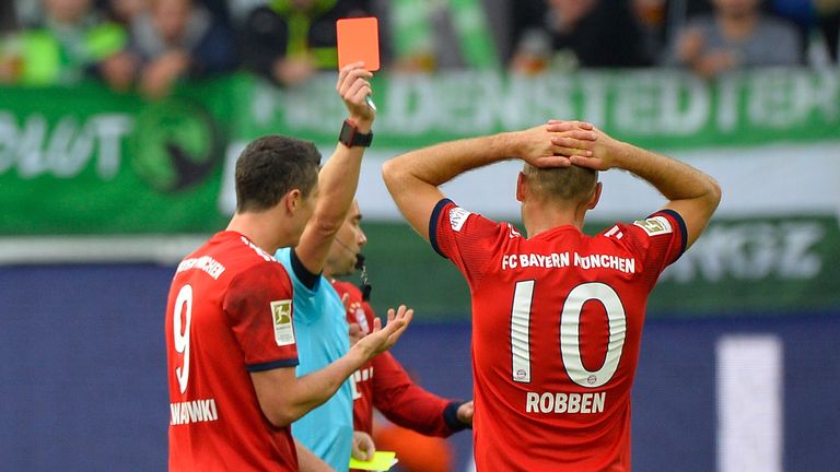 Bayerns Arjen Robben wird in Wolfsburg vom Platz gestellt.