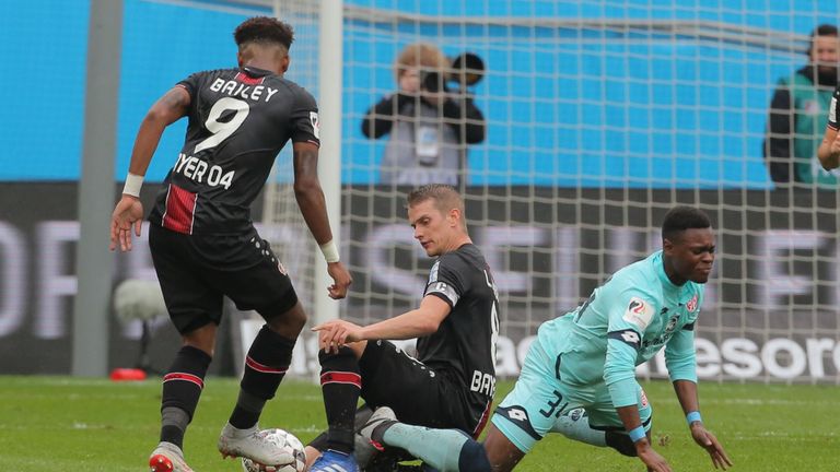 Mit etwas Abstand kommt Bayer Leverkusen. Zwölf Mal Gelb und einmal Rot gab es für die Werkself.