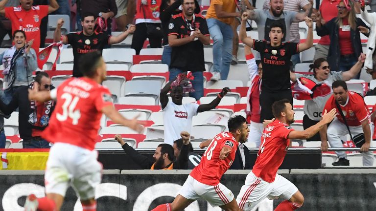 13. Benfica: Siege gegen AEK Athen und den FC Porto sowie die Eroberung der Tabellenführung in der heimischen Liga hieven die Portugiesen im Ranking nach oben. 
