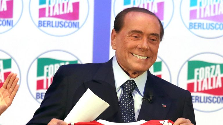 Silvio Berlusconi präsentiert sein eigenes Trikot seines neuen Vereins Monza 1912. 