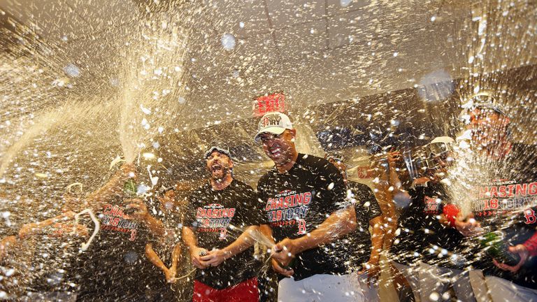 Die Boston Red Sox feiern den Triumph über die New York Yankees.