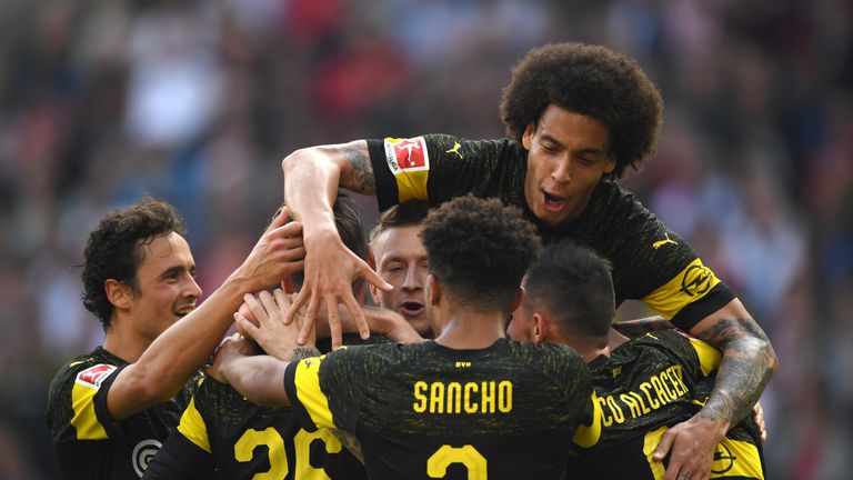 Die Dortmunder bejubeln ihren dritten Treffer beim VfB Stuttgart.