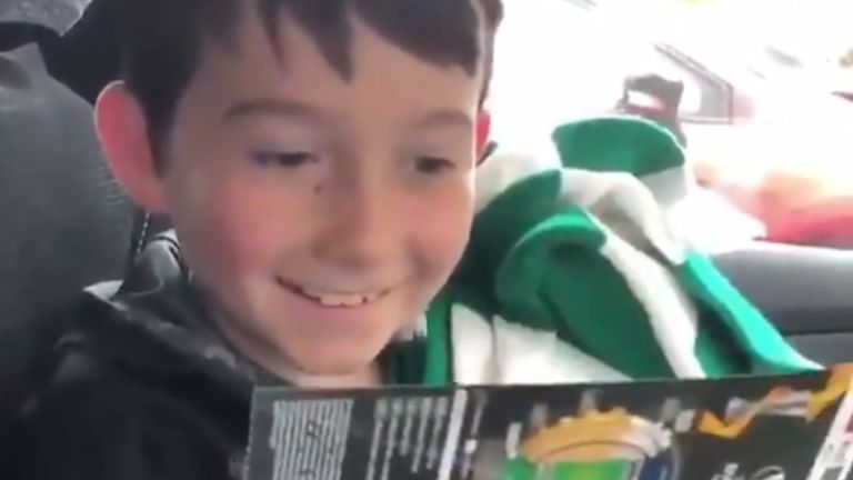 Dieser kleine Celtic-Fan wird von seinen Eltern im Auto mit einem aufregenden Reiseziel überrascht. (Quelle: Twitter/FBAwayDays)