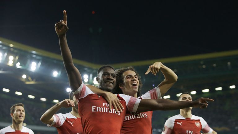 Danny Welbeck (l.) erzielt den Siegtreffer für Arsenal.