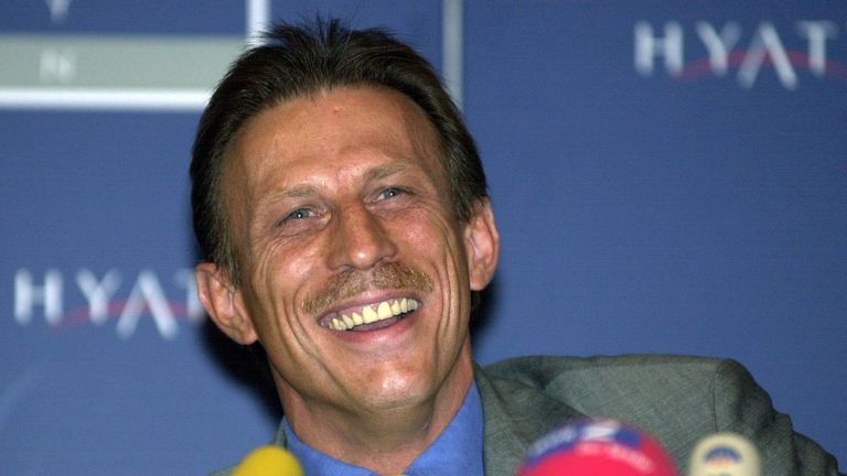 Kurz darauf muss der Trainer von Bayer Leverkusen seinen Kokain-Konsum eingestehen: 'Die Haaranalyse, die ich habe machen lasse, muss man im Nachhinein sagen, war ein Fehler', sagt Daum lachend.