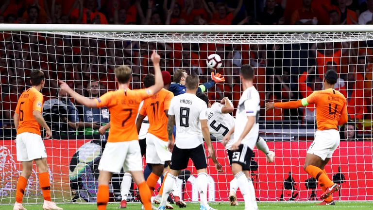 Virgil van Dijk trifft in der 29. Minute zum 1:0 für die Niederlande.
