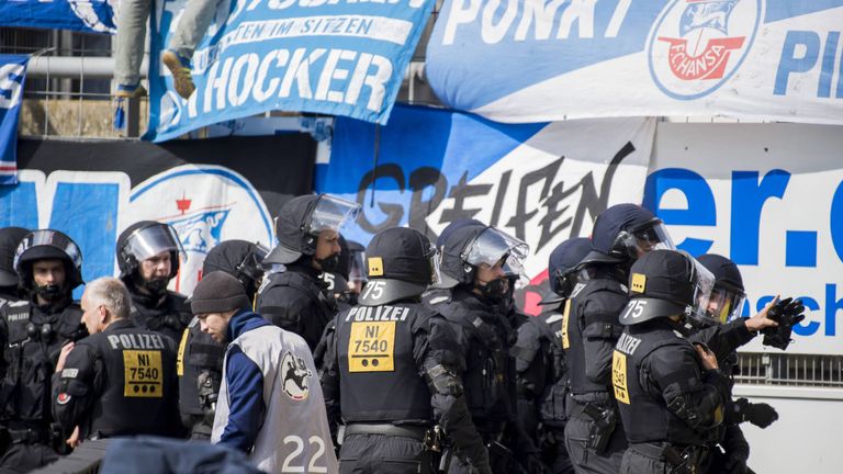 Vor dem Spiel in Rostock musste die Polizei eingreifen (Symbolbild).