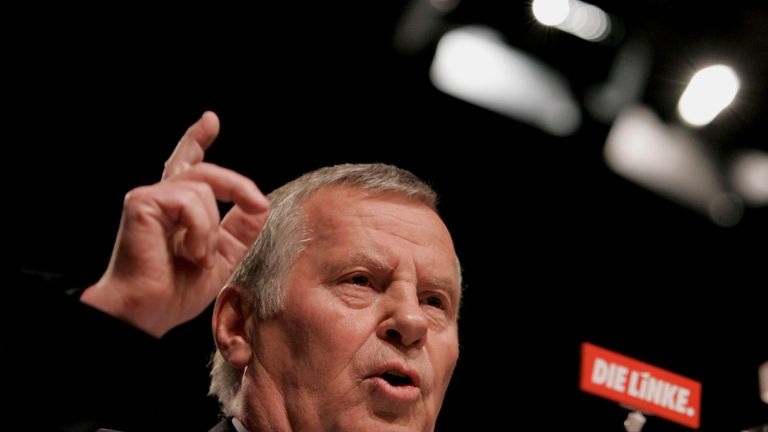 Die Partei "Die Linke" wird gegründet. Parteivorsitzender damals: Lothar Bisky.