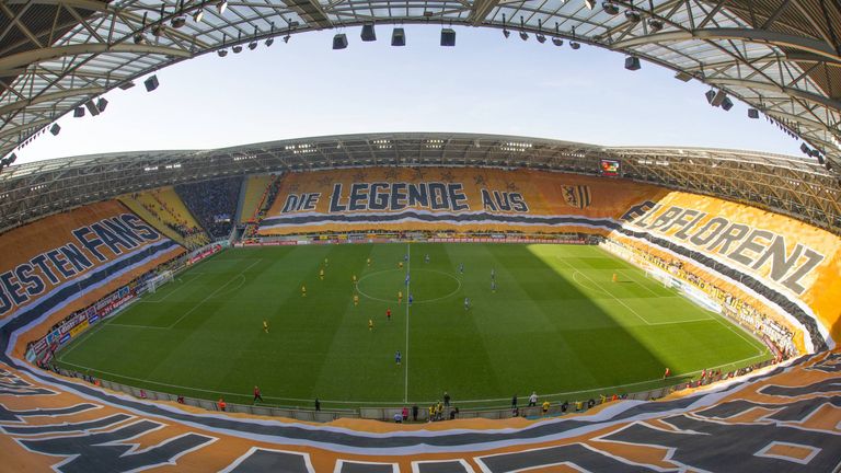 Zwei Jahre Vorbereitung haben sich ausgezahlt: Am 31. Oktober 2015 verhüllten die Fans von Dynamo Dresden im Spiel gegen den SC Magdeburg die kompletten Zuschauerränge.