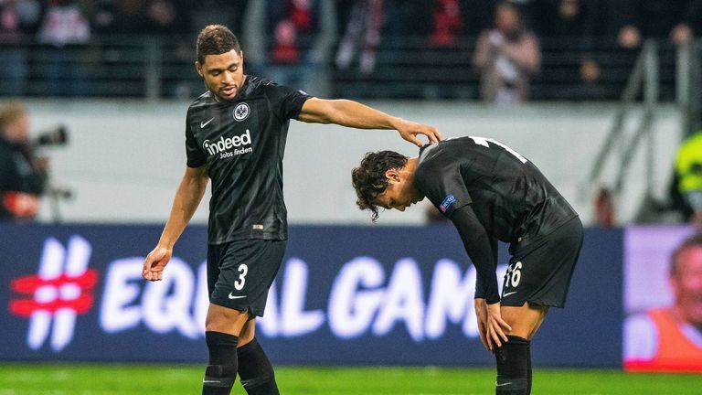 Lucas Torro (r) kann sich auf den starken Zusammenhalt bei Eintracht Franfkurt verlassen. Er wurde von seinen Mannschaftskollegen, unter anderem von Simon Falette (l), getröstet.
