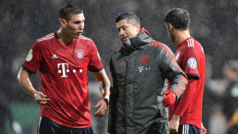 Niklas Süle und Robert Lewandowski diskutieren angeregt im Osnabrücker Regen.